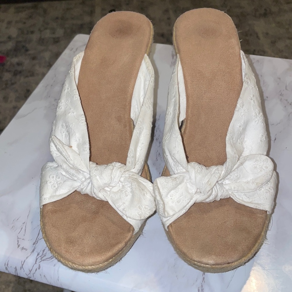 Adorable white laced bow wedges